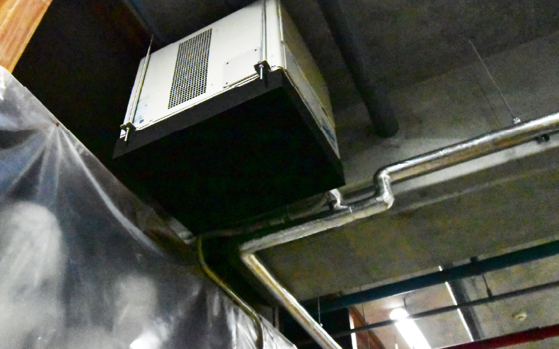 改装用チャンバーを取付け、一体形除湿機に