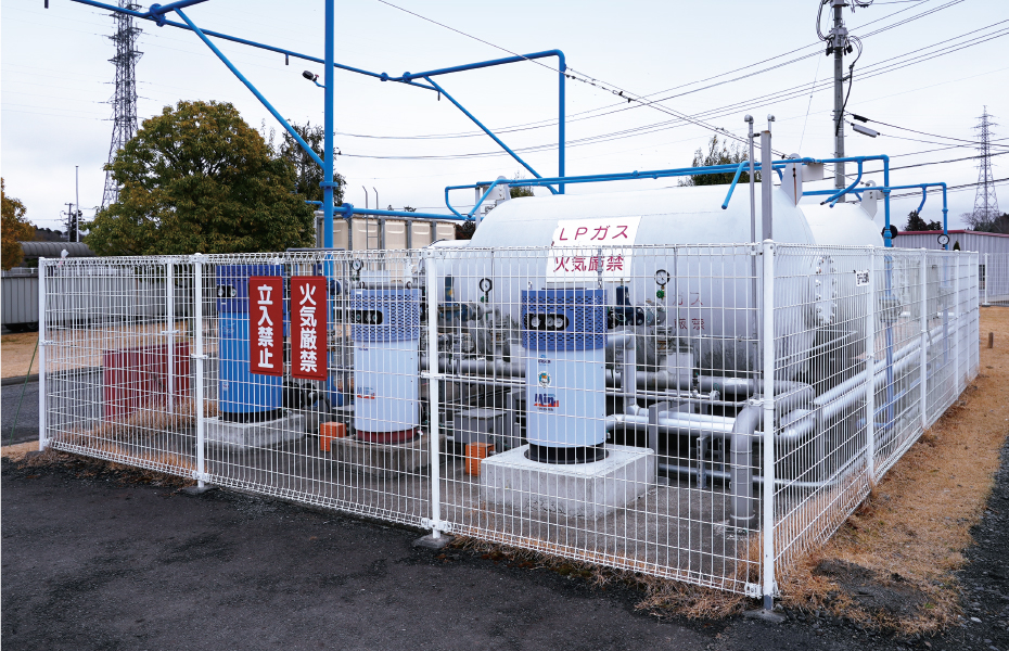 LPGバルク貯槽とベーパーライザー(気化器)