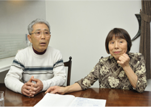 夫婦でインタビューに答える様子の画像