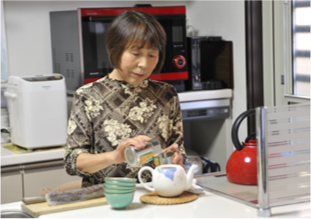 キッチンでお茶を入れる様子の画像
