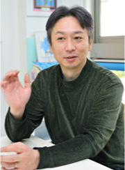 インタビューに答える夫様の画像