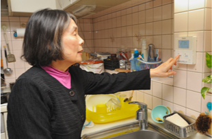 リモコンで操作する様子の画像