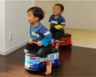 子供が遊んでいる様子の画像