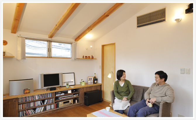 部屋の一部として溶け込む壁埋込形エアコンで開放感あるリビングが実現 